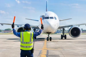 Gaji Tukang Parkir Pesawat (Marshaller) di Indonesia Terbaru